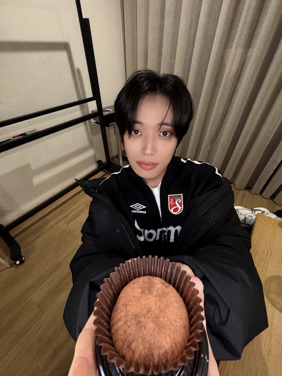 TEEN_TOP's tweet photo. [💫]
부끄러우니까 얼른 받아줘

#TEENTOP #틴탑 https://t.co/BSz1wDpJKj
