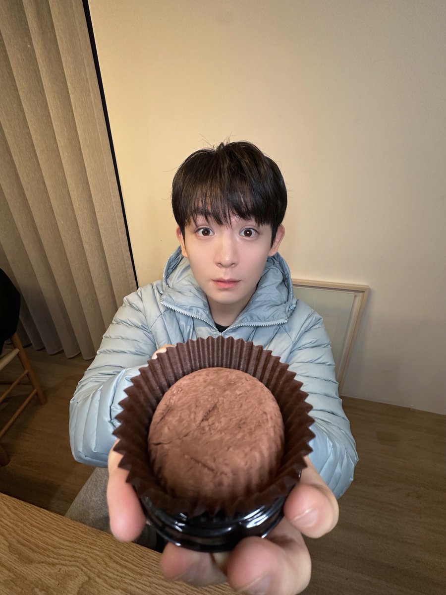 TEEN_TOP's tweet photo. [💫]
부끄러우니까 얼른 받아줘

#TEENTOP #틴탑 https://t.co/BSz1wDpJKj