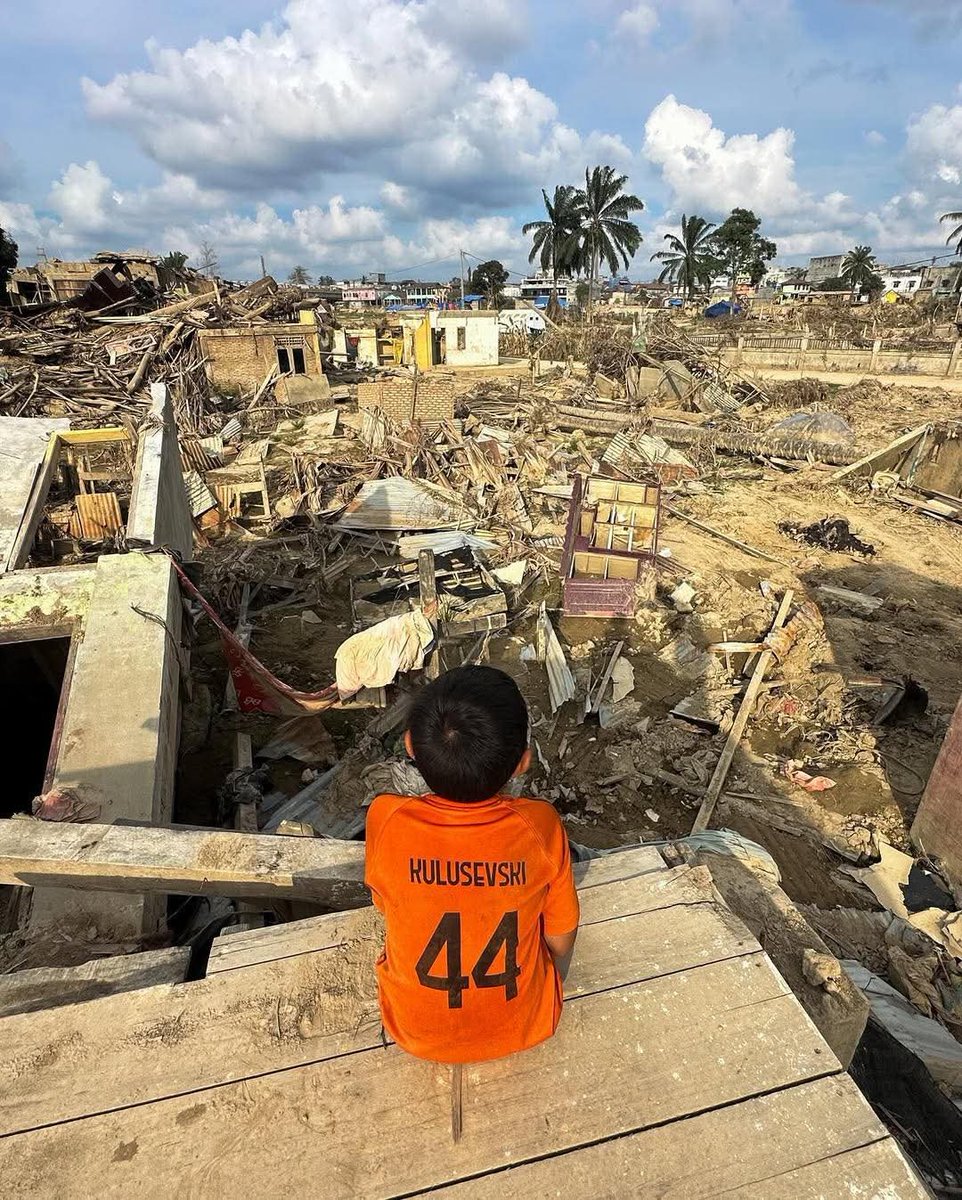Aceh's tweet photo. Banjir dan longsor besar di Aceh (Nov 2025) menimbulkan kerusakan luas.
Pemerintah Aceh mengajukan kebutuhan anggaran pemulihan sekitar Rp153,3 triliun (± USD 9 miliar) dalam dokumen R3P ke BNPB. 

Nilai ini menunjukkan besarnya dampak bencana terhadap infrastruktur, ekonomi, dan kehidupan masyarakat di banyak kabupaten/kota.