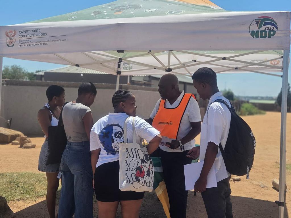 GCISGauteng's tweet photo. #SoNA2026 Pre-SONA Roadside Activation underway in Hammanskraal, George Moeketsi is engaging learners and Community members
#SoNA2026
#GCIS
#GovZAUpdates @CityTshwane @CityofJoburgZA @GautengProvince @GovernmentZA @GCIS_IRC @ParliamentofRSA https://t.co/od9AX9dBSP