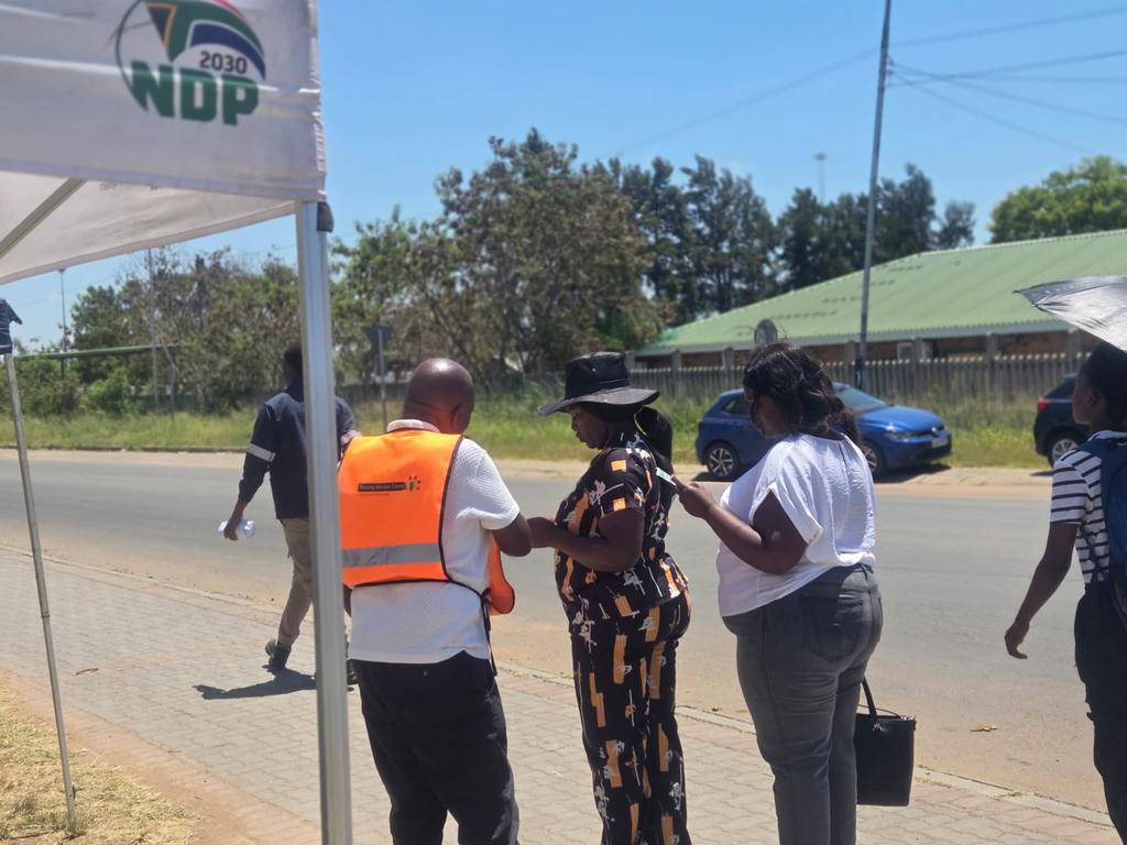 GCISGauteng's tweet photo. #SoNA2026 Pre-SONA Roadside Activation underway in Hammanskraal, George Moeketsi is engaging learners and Community members
#SoNA2026
#GCIS
#GovZAUpdates @CityTshwane @CityofJoburgZA @GautengProvince @GovernmentZA @GCIS_IRC @ParliamentofRSA https://t.co/od9AX9dBSP