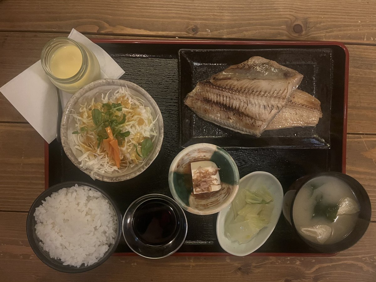トラノハチワレです🐅
本日2/9の限定メニューは
・牛ミスジステーキ定食 1,490円
・しまほっけ焼き定食 1,110円
です

ミスジステーキ、今回は醤油ベースでお米に合うアレンジにしました。
※画像はしまほっけです。ミスジは在庫を確保するため、写真はありません。