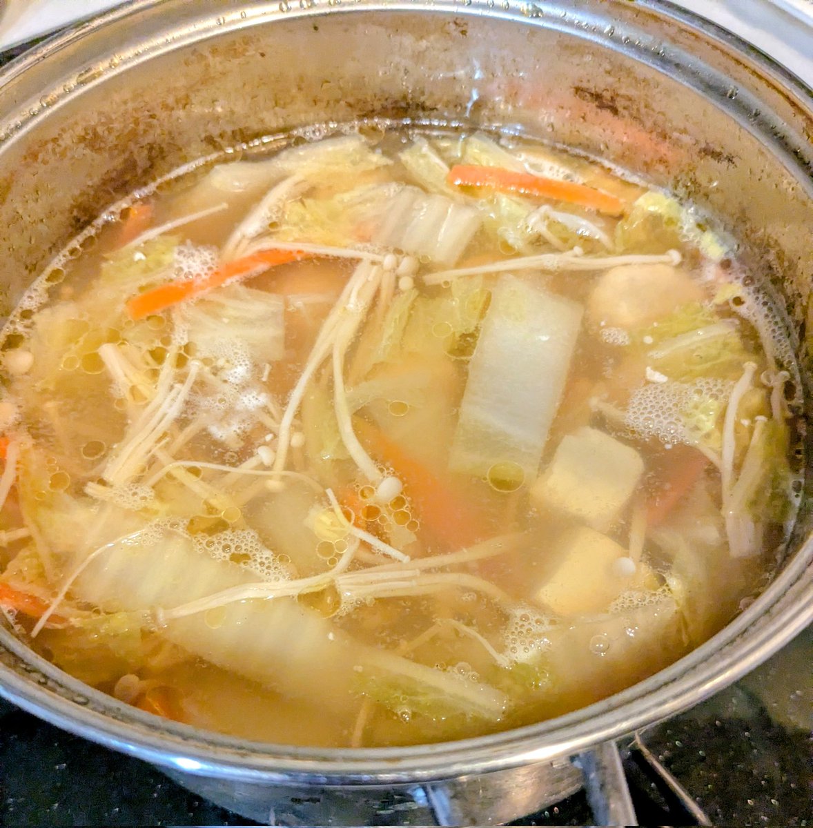 よるごはん！
息子は海鮮丼　娘はネギトロ納豆丼
自分はご飯なし
お肉も3種で豪華になっちゃった…
#おうちごはん
#おうち居酒屋 
#野菜はスープで