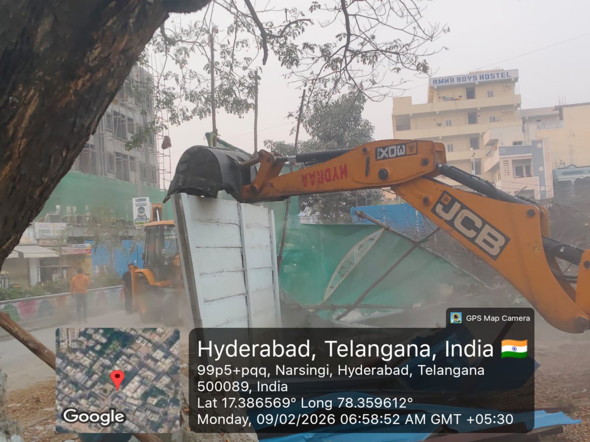 NewsMeter_In's tweet photo. #Hyderabad:
#HYDRAA foils #encroachment at #Narsingi
#HYDRAA reclaimed and #fenced 3,000 sq yards of #parkland worth ₹60 crore at #ArunodayaHousingSociety, Narsingi.
Following #local complaints, officials confirmed the land as a designated park and secured it with fencing and boards.
Public land protected.