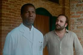 merlinpapin3's tweet photo. Vu le Film #Mugamba Celui qui Soigne de Marie-Hélène Roux (2025) avec Isaac de Bankolé Vincent Macaigne Manon Bresch Babetida Sadjo Deborah Lukumuena Soliane Moisset Agathe de la Boulaye

Denis Mukwege, médecin congolais et futur Prix Nobel de la paix, soigne — au péril de sa vie — des milliers de femmes victimes de violences sexuelles en République démocratique du Congo. Sa rencontre avec Guy Cadière, chirurgien belge, va redonner un souffle à son engagement.

Avis sur Muganga, celui qui soigne de Marie-Hélène Roux. Au-delà de sa superbe photographie, presque indécente de beauté face à ce qu’elle montre, le film est un véritable brûlot politique, un de ceux dont on sort sonné, avec un poids sur la poitrine et l’impression que détourner le regard serait déjà une faute.

Le film raconte l’histoire du docteur congolais Denis Mukwege, médecin gynécologue, futur prix Nobel de la Paix, qui constate dans son pays l’ampleur sidérante des violences sexuelles infligées aux femmes, utilisées comme armes de guerre, mutilées, brisées, abandonnées à leur sort. Dès les premières images, Marie-Hélène Roux annonce la couleur : il n’y aura pas de conte angélique, pas de mise à distance confortable. Les images sont fortes, parfois insoutenables, et la réalisatrice assume ce choix frontal, sans voyeurisme mais sans anesthésie non plus.

Certains pourront reprocher au film la beauté de ses cadres pour parler de l’horreur, comme si l’esthétique était incompatible avec la dénonciation ; au contraire, ici, l’une renforce l’autre, et ce contraste rend la violence encore plus révoltante. Je connaissais Denis Mukwege de nom, comme une figure lointaine, presque abstraite, mais je ne connaissais ni son histoire, ni son parcours, ni le prix humain de son engagement.

Le film comble ce vide avec une force rare. Isaac de Bankolé est tout simplement immense dans le rôle de Mukwege : digne, habité, retenu, jamais héroïsé de façon artificielle, mais profondément humain, épuisé parfois, déterminé toujours. Son jeu repose sur les silences, les regards, la fatigue inscrite dans le corps, et c’est bouleversant.

Autour de lui, Vincent Macaigne, dans le rôle du médecin belge Guy Cadière, apporte une respiration essentielle, une humanité différente, plus verbale, plus nerveuse, qui tempère la dureté des images sans jamais les édulcorer. Et oui, ah quand un César pour  cet acteur, bordel. La mise en scène est d’une grande intelligence : Roux ne cherche pas l’effet, elle cherche le sens, laissant le temps aux situations d’exister, aux corps de raconter ce que les mots ne peuvent plus dire. Muganga n’est pas un documentaire, et c’est tant mieux, car le cinéma permet ici une incarnation, une émotion, une réflexion qui dépassent le simple constat.

Née au Gabon, la réalisatrice connaît son sujet sur le bout des doigts, mais surtout elle le traite avec une colère froide, lucide, jamais condescendante. Le film nous renvoie à un monde pourri, gangrené par la violence, quelle que soit l’ethnie, la religion ou les discours de façade. Muganga est un film essentiel, un hommage aux femmes torturées, violées, détruites par des abrutis d’hommes — oui, la colère est là, et elle est légitime.

La puissance des mots, le choc des images, et la certitude qu’on ne peut pas ressortir indemne d’un tel film. Du cinéma nécessaire. Du cinéma qui fait mal. Du cinéma qui soigne, justement, en obligeant à regarder en face.

@FredOL69007

❤️si vous aimez