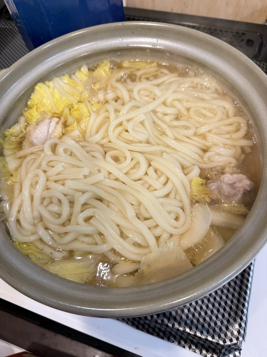 RL_ff14's tweet photo. 鍋が美味い。うどんの下は白菜と大根てんこ盛り。寒いからあったまる。 https://t.co/Yu0huXxfz9