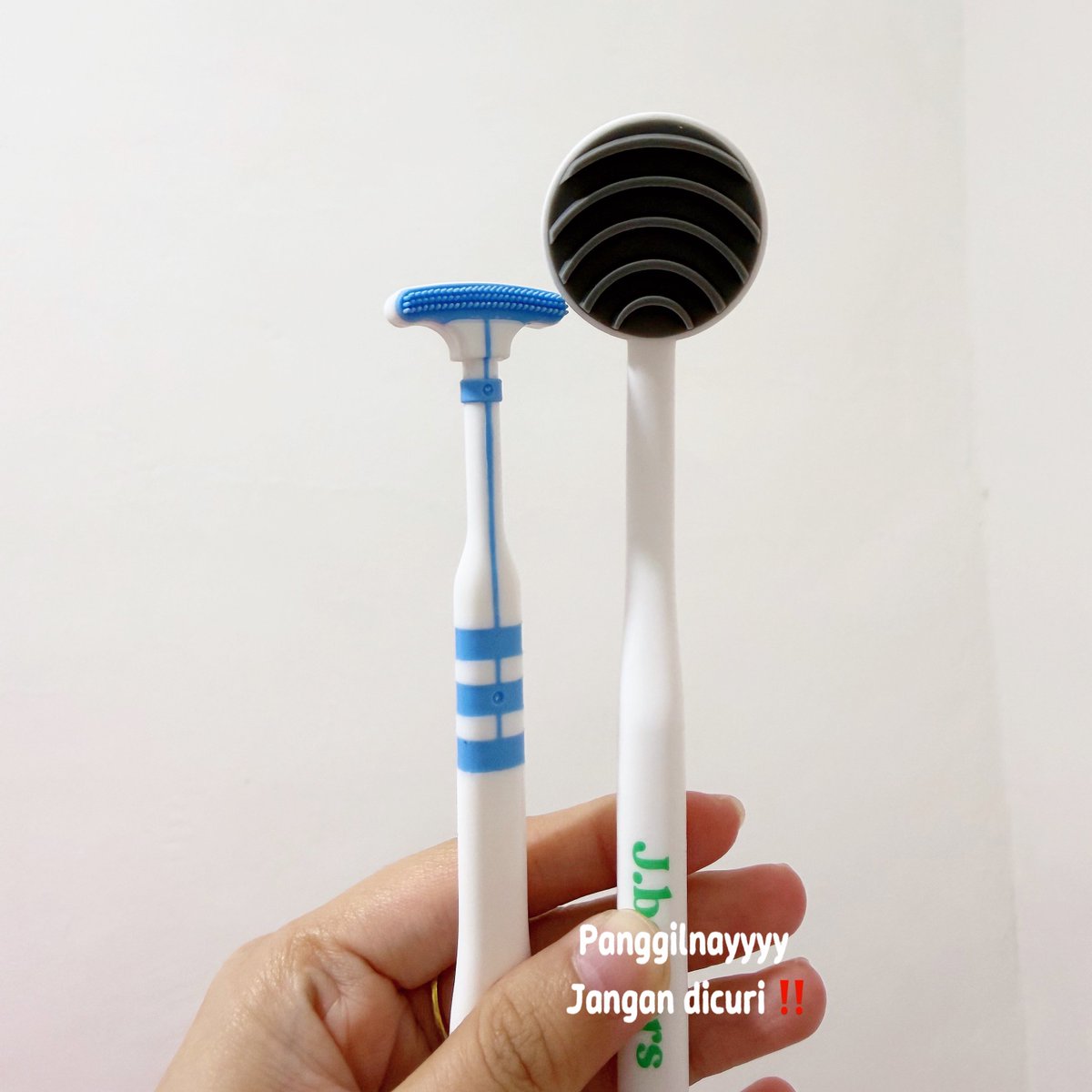 panggilnayyyy's tweet photo. FOR REAL.. pentingnya menjaga kesehatan gigi dan mulut 🫵 dental floss untuk sela-sela gigi, kumur-kumur pakai coconut oil, water flosser berasa scalling rumahan 💯 https://t.co/59d5CmkMJW