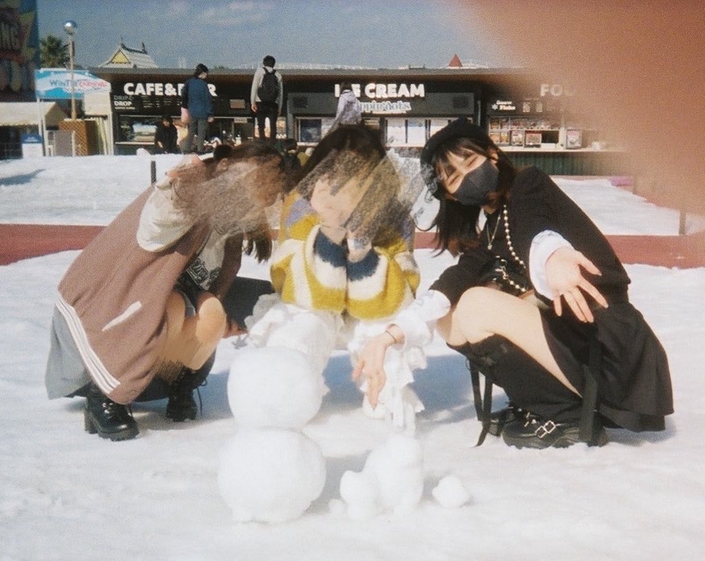k__rm0707's tweet photo. 2年前くらいにお友達と4人でひらぱーいったときに雪遊びしたやつo̴̶̷̤  ̫ o̴̶̷̤ 雪降らないとこ育ちすぎて全員うきうきだった❄️ https://t.co/sfjuzqdf5G