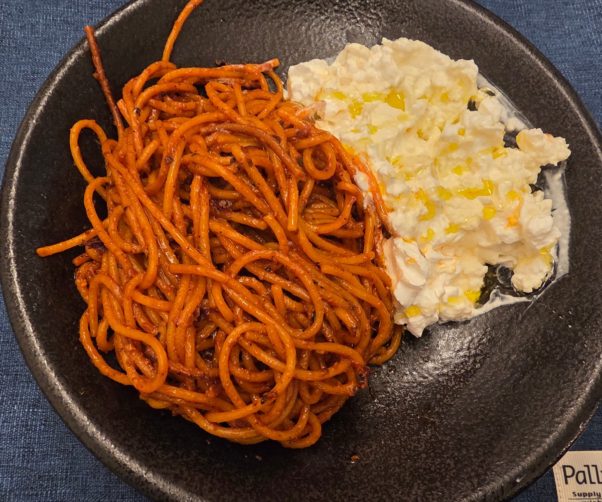 ( ^ω^)ヤッター!暗殺者のパスタだー!
ショート動画で見かけた通りの感じで作ってみた。右側のはなんちゃってブッラータ(モッツァレラと生クリームを混ぜたやつ)ショート動画の通りに追いオリーブオイルもしてる。 