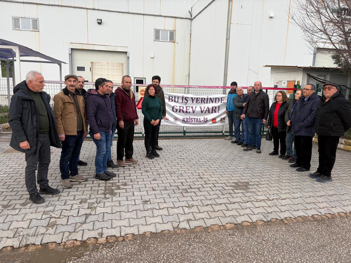 solpartibilgi's tweet photo. Amasya Merzifon’da grevdeki GM Teknik cam işçilerini ziyaret ettik. 

Direnen işçiler kazanacak! https://t.co/17q3E1k8po