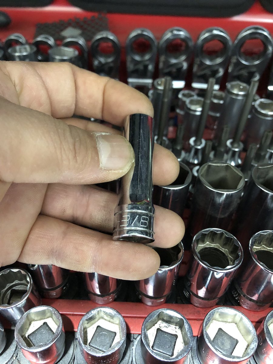 37TDMT's tweet photo. 何年振りか分からん位久しぶりに使うインチ工具

6/16？ヤベ、持ってない…冷静に考えたら3/8でイケるのね、しかもスパナじゃなくてソケットだし…

修理要領書、写真付きでめっちゃ丁寧で助かるんだけど、微妙に抜けるなー！

（´-`）.｡oO（久しぶりにインチ工具使えてちょっと嬉しい） https://t.co/ELd6TXwlA9