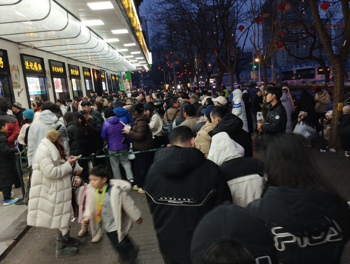 keyezhang's tweet photo. 好多年没见 这么好的人气了，这才叫过年，这才是商业街该有的样子，救经济就是救民生。 https://t.co/FYgHFpIr6x