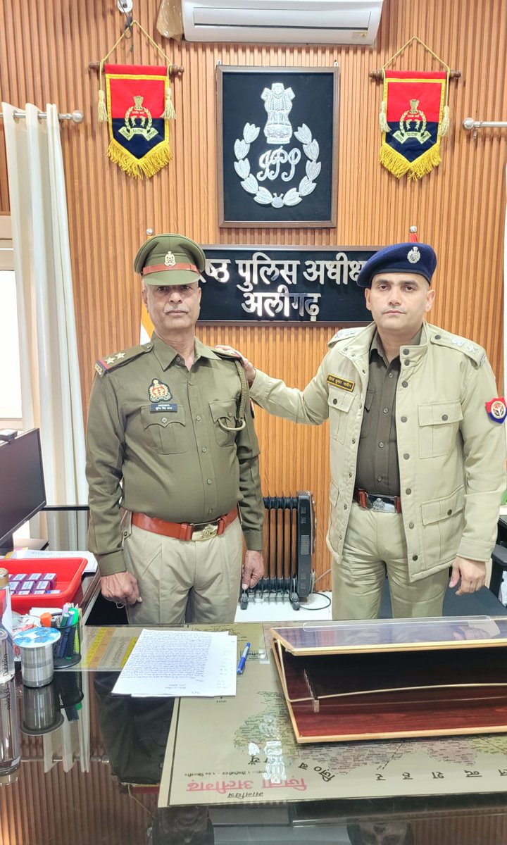 aligarhpolice's tweet photo. #Aligarh । #AligarhPolice 
#SSP_Aligarh द्वारा हेड कास्टेबल से उपनिरीक्षक के पद पर प्रोन्नत होने पर श्री सुरेन्द्र सिंह को स्टार लगाकर बधाई दी, एवं उज्जवल भविष्य की कामना की गयी । 
#UPPolice https://t.co/JhwCz3o8qa