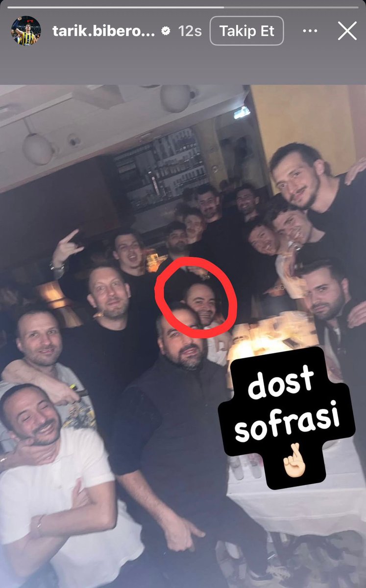 Basketbol MHK Başkanı Recep Ankaralı’nın oğlu ile Fenerbahçe oyuncusu Tarık Biberovic maçtan sonra galibiyet kutladı. (İlhan Tüysüz)