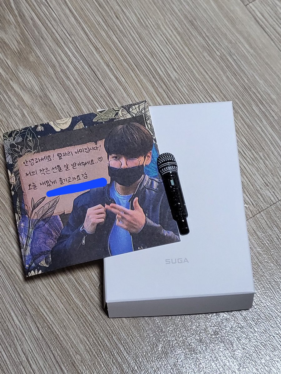 나 방탄 첫콘때 옆자리아미분이 주셨던 선물이랑 메모♡
어리둥절한아미라 감사표현도 제대로 못했는데 집에와 메모보고 더 감동했던..
오래전이고 못보시겠지만 항상마음에 간직하고 있어요🥰  

이번에도 좋은분과같이 신나게즐길 수있길