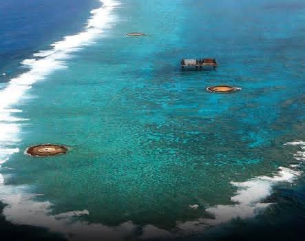 जापान ने एक छोटे से पत्थर को बचाने के लिए ₹4,300 करोड़ क्यों खर्च कर दिए?

क्योंकि यह सिर्फ़ पत्थर नहीं, जापान की समुद्री दौलत की चाबी है।

समुद्र के बीचों-बीच मौजूद यह छोटा-सा द्वीप ओकिनोटोरिशिमा कहलाता है। जापान से लगभग 1740 किलोमीटर दूर, सिर्फ़ 16 वर्गमीटर का यह टुकड़ा