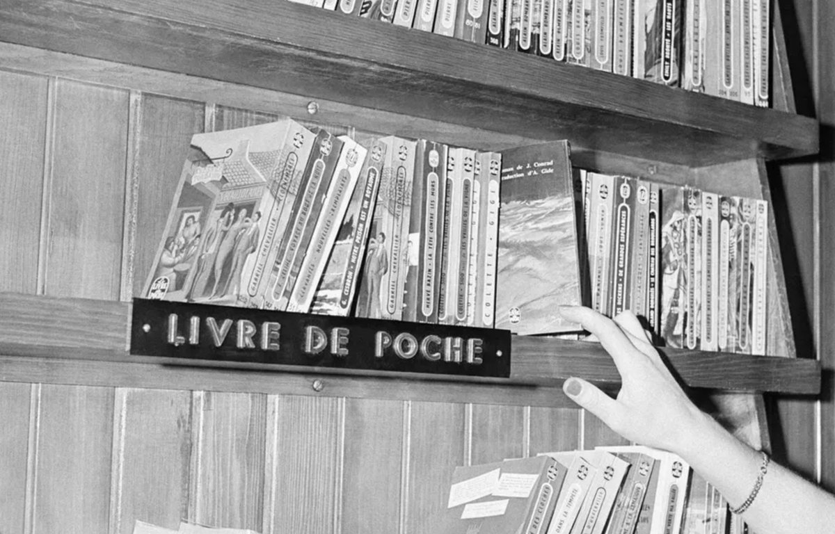 Le saviez-vous : 

« Le Livre de Poche » a vu le jour le 9 février 1953, son fondateur, Henri Filipacchi, avait pour ambition de démocratiser la lecture et lança cette collection chez Hachette.

Il eut l'idée d'un format beaucoup plus petit et, surtout, d'un prix trois à quatre