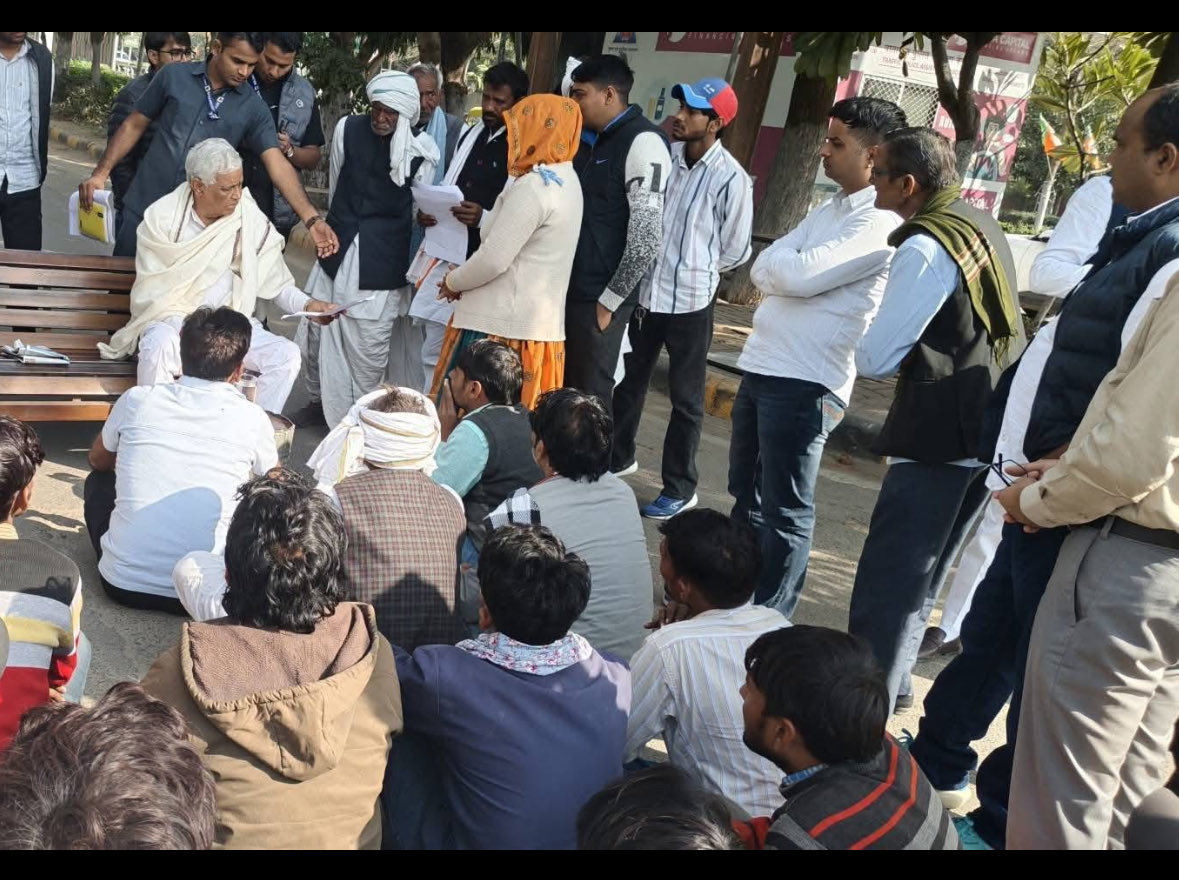dalpatram1977's tweet photo. @dineshM36620585 @DrKirodilalBJP आज नरेगा कार्मिको के लिए जननायक केबिनेट मंत्री बाबा ने सीएमओ में मीटिंग करवायी और माँगो पर कार्यवाही जल्दी करवाने की सहमति दिलवायी है उसके लिए नरेगा कार्मिको की ओर से थैंक्स बाबा और उम्मीद है सीएम साहब और मंत्री जी के आशीर्वाद से जल्दी नियमित होगे⁦@DrKirodilalBJP https://t.co/gbj77RD4JA