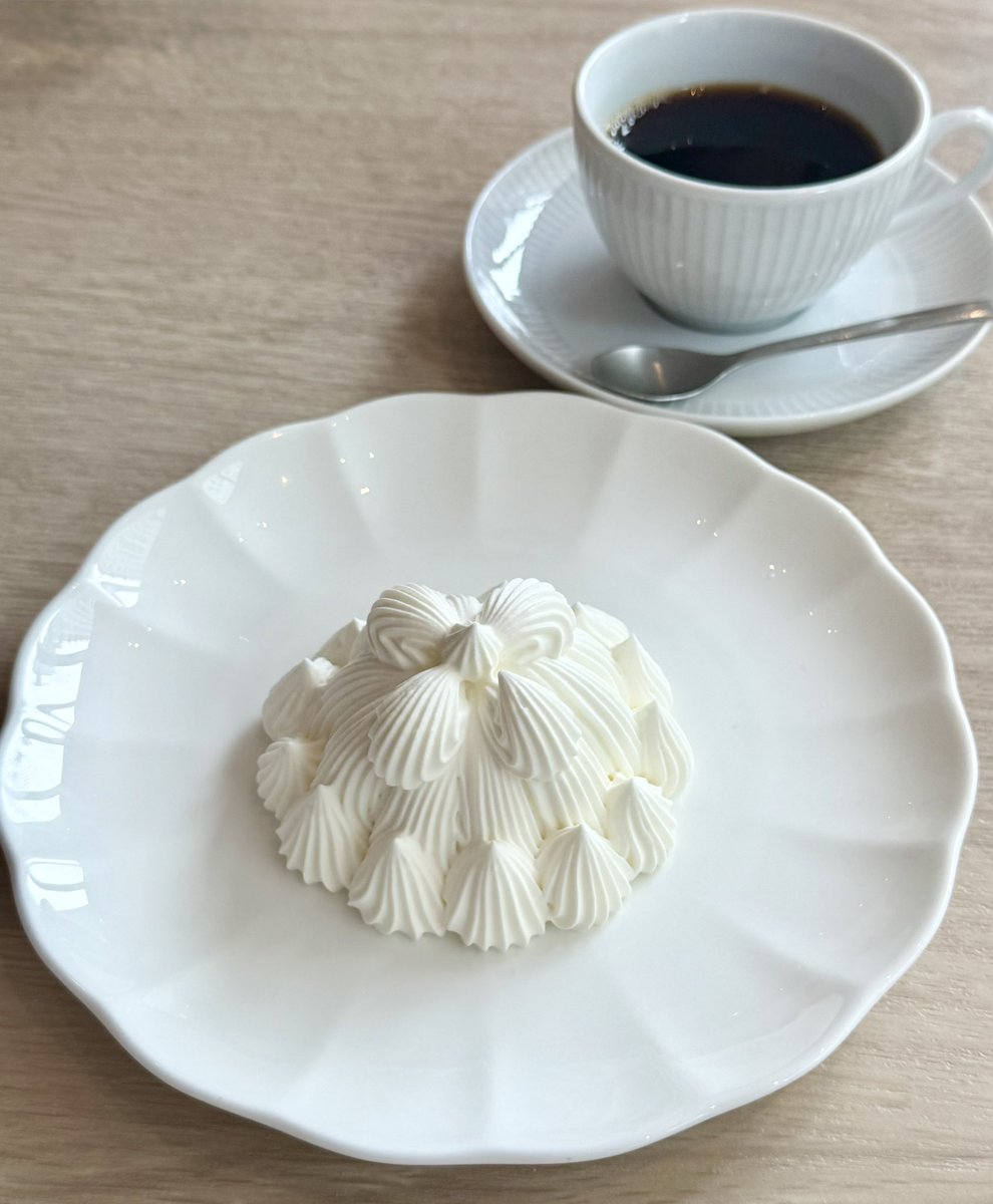 Chabin_104's tweet photo. 日比谷・Drapeのマロンシャンテリー🥰
ミニサイズでいただきましたが、美味しかったです🌸
#Drape
#東京會舘 https://t.co/IgMv78WohD