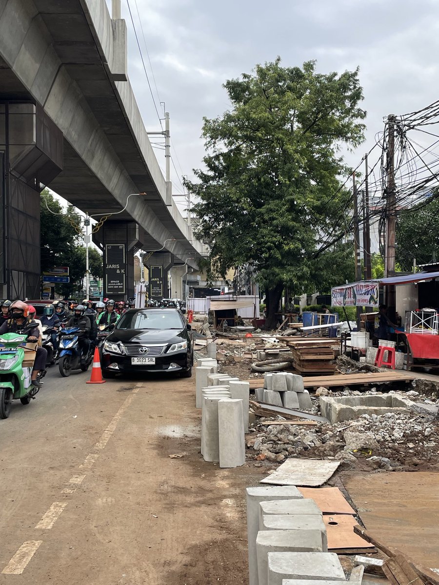 Mangap7's tweet photo. Ada aja yg dikerjain sm @DKIJakarta , waktu MRT jadi, dilakukan hal serupa dan perbaikan trotoar. Skrg tiba2 ada bongkaran ulang dan ga ada jalur buat pejalan kaki.. gilaa.. ckckc.. @pramonoanung https://t.co/hka3VzAWUi
