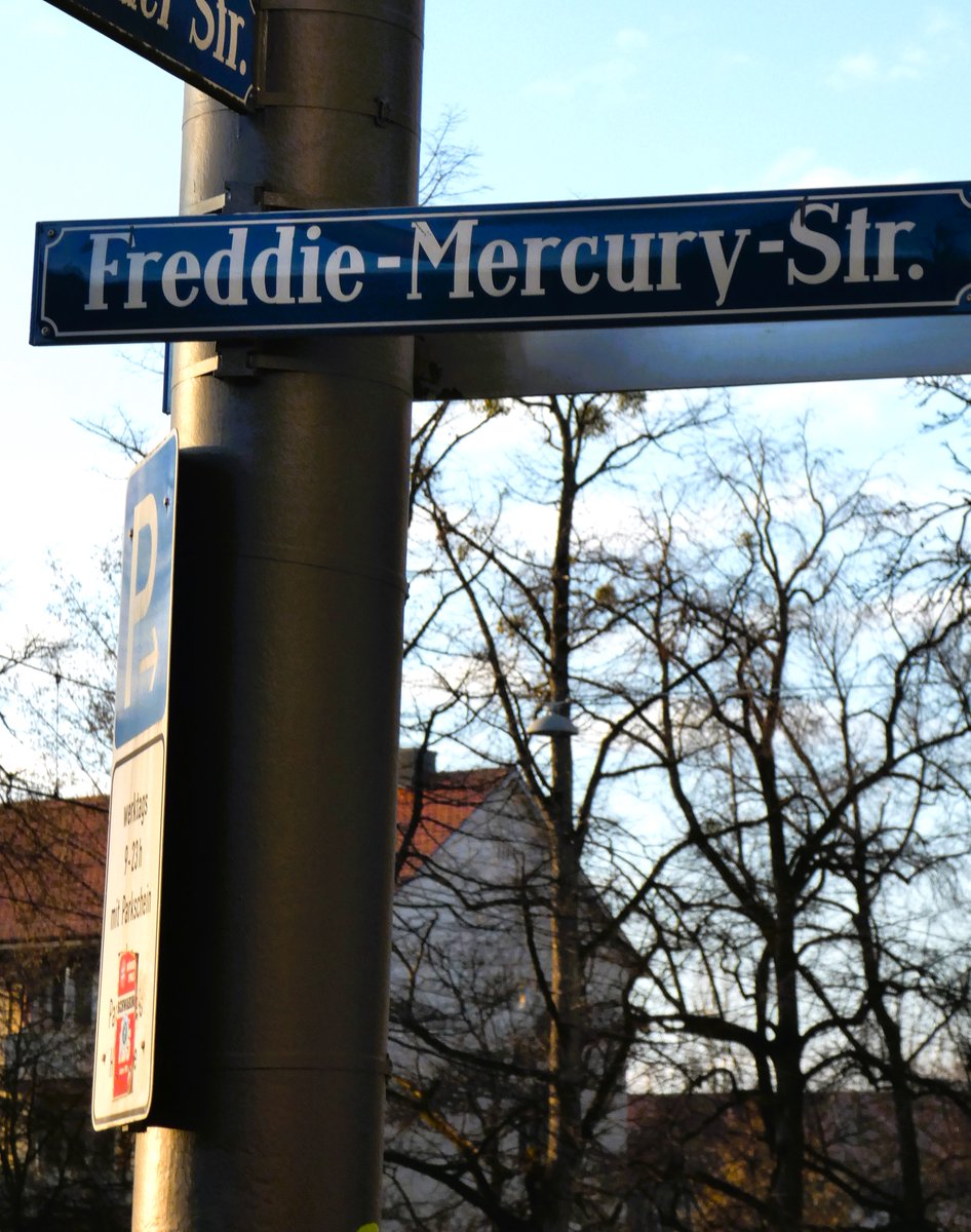 Sitehutseamstr1's tweet photo. Seen on my walk in Munich.
#flaneur #wildman #greenman #notallwhowanderarelost #munich #münchen #germany #deutschland #beautifulgermany #schönesdeutschland #queen #freddiemercury https://t.co/ZR8kLq1wSO