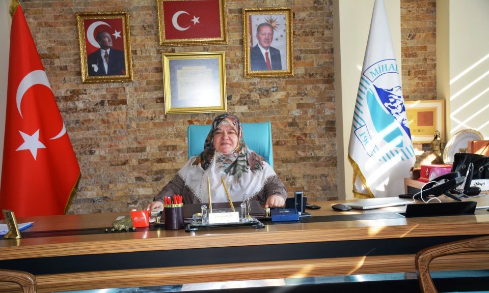 Kadın Belediye başkanına kıyafet üzerinden saldırıya tepkiler büyüyor
canakkaleolay.com/haber/kadin-be…