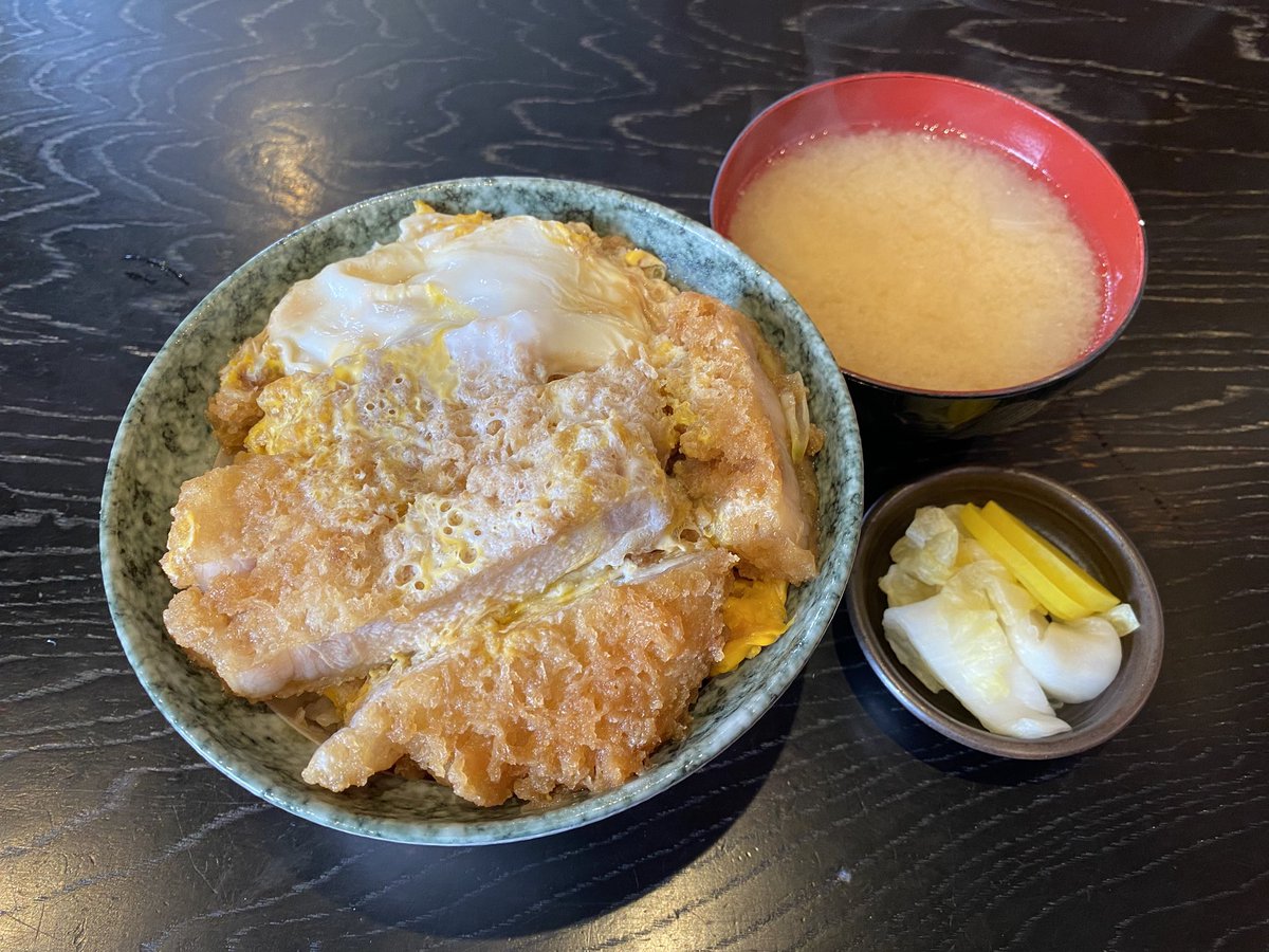ikoan141's tweet photo. 燕楽 (北柏)
☆ランチかつ丼
☆1100円
☆人気店で行列ができる時もあります。かつ丼は甘めの味付けで美味でした。
https://t.co/zWKcpV3HHv https://t.co/YWtiflkeqP