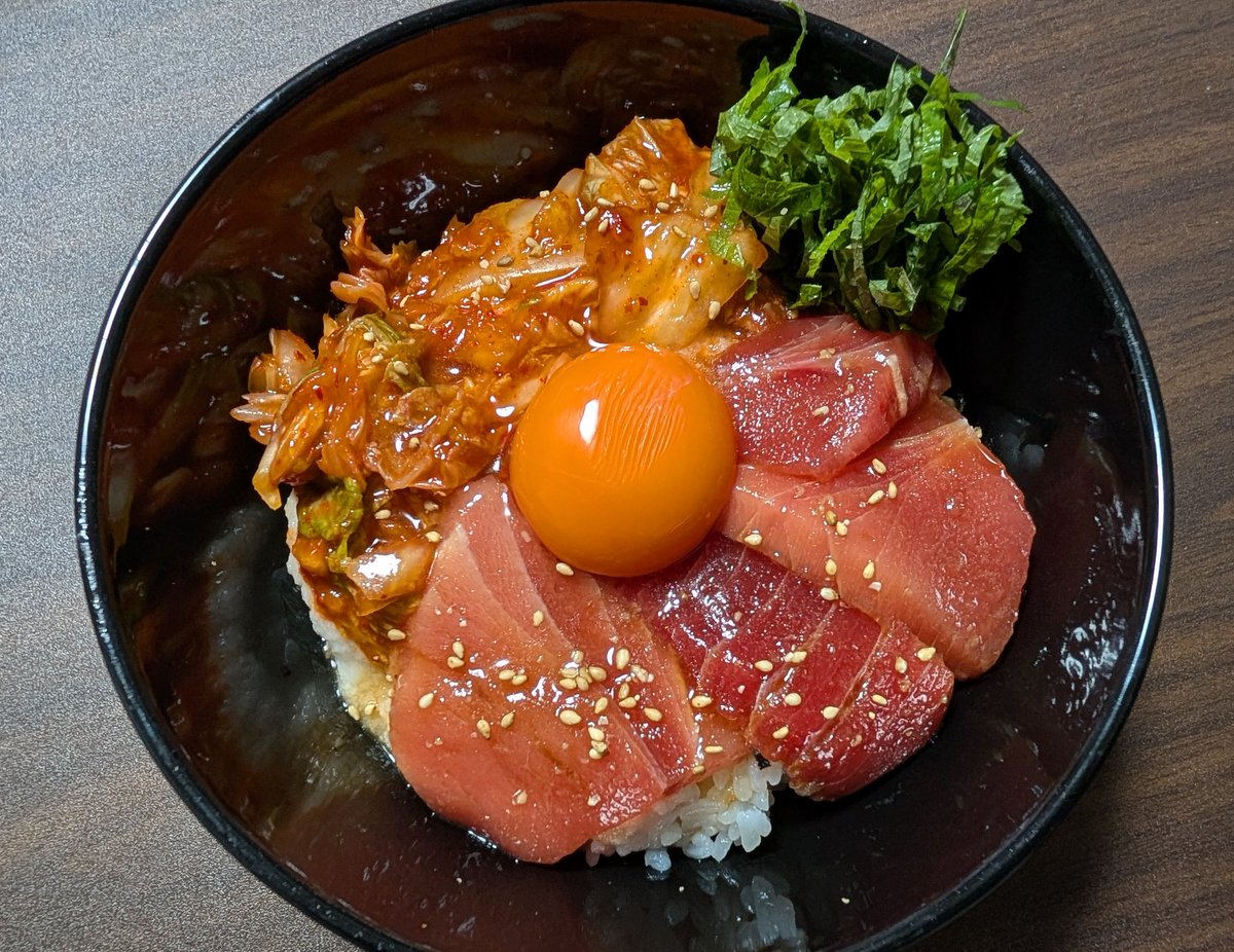 マグロキムチ丼を食べました。
下にとろろと海苔もいます。
