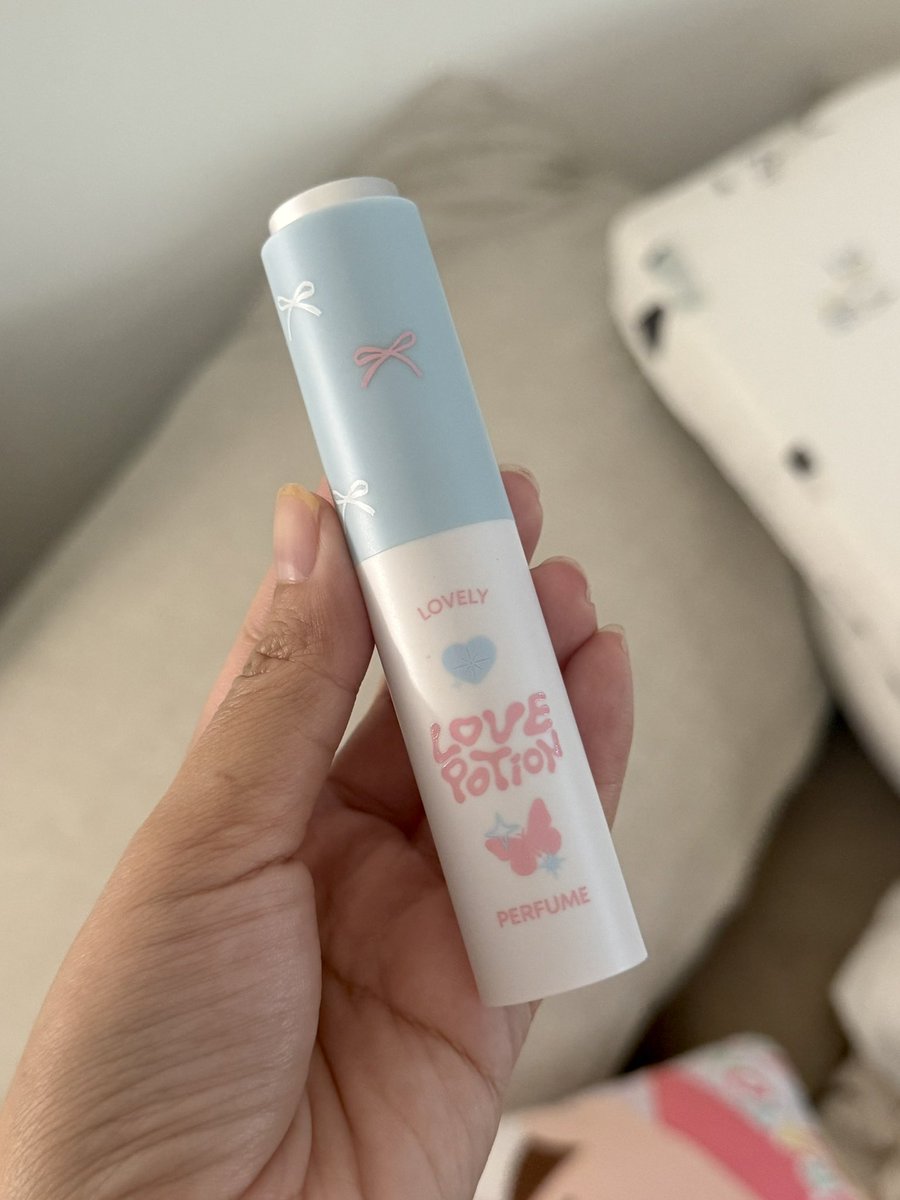 stylepearypiee's tweet image. วันก่อนๆ เพื่อนเข้าห้องน้ำต่อ นี่ล้างมือรอหน้าห้องน้ำ ออกมาละบอกน้ำหอมมึงกลิ่นอะไร ชอบกลิ่นนี้ เคยได้กลิ่นตอนไปเที่ยวอะไรของนางก็ว่าไป แล้วพี่มารับอยู่คาเฟ่ ก็กลับบ้านตามปกติ นี่จะถ่ายรูปน้ำหอมส่งให้เพื่อน พี่บอกอันนี้หรอที่ฉีด ได้กลิ่นอยู่ตอนบนรถ แล้วก็เอาไปฉีดต่อ…