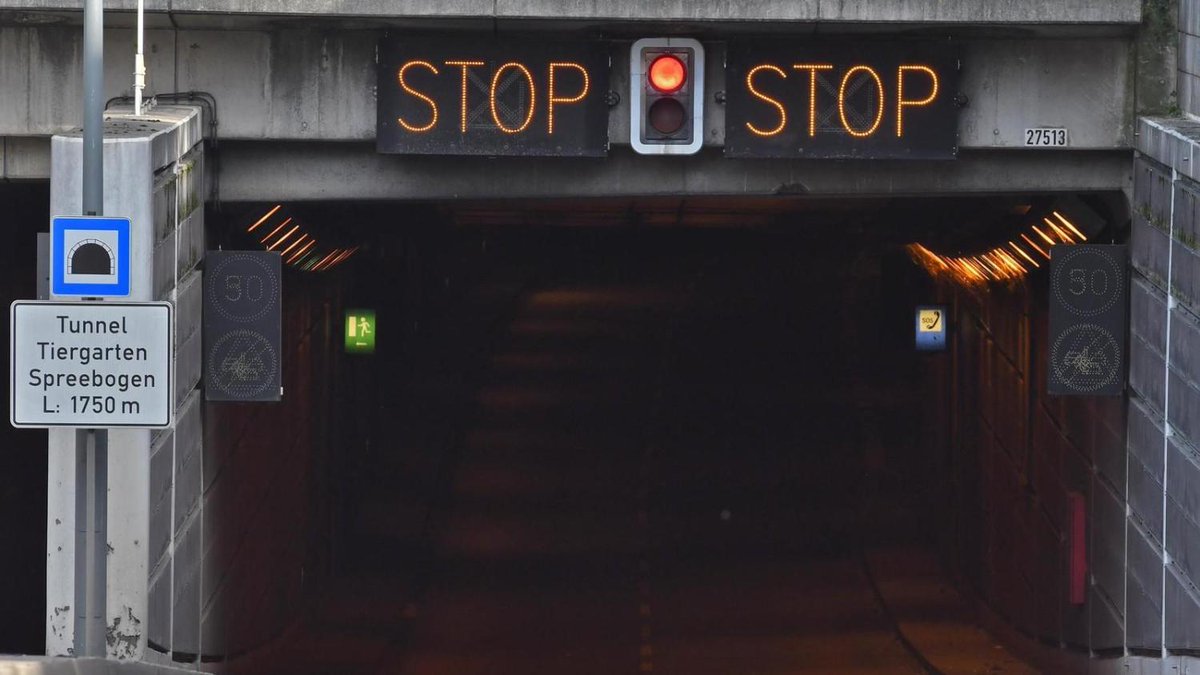 morgenpost's tweet photo. Aus Sicherheitsgründen: Tiergartentunnel wird kurzfristig voll gesperrt https://t.co/aqYiCKlAFI https://t.co/Su9BokJ5YM