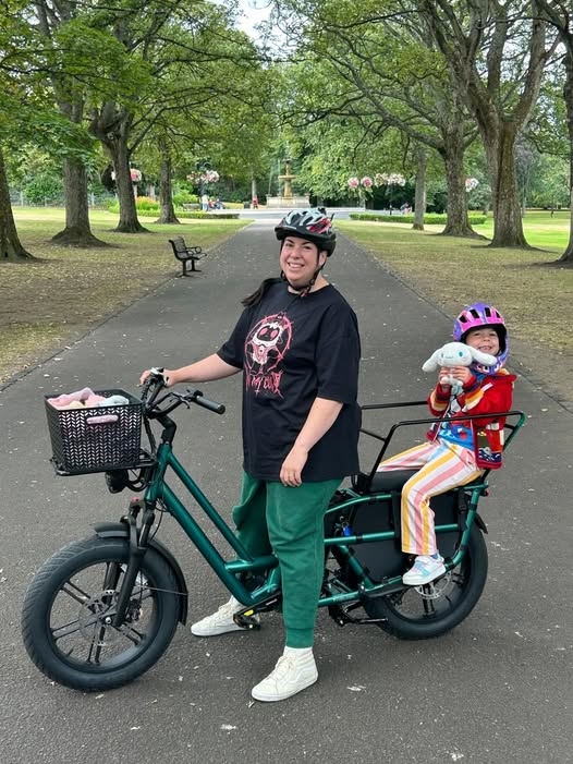 🎬 Fiidoer Story 
“Smiles everyday at school pickup, we love our new ride!  ” 
📸: @Shona Penny 
📍: The United Kingdom 
#myfiido #FiidoT2 #FiidoerStory #cargobike #schoolrun #familylife