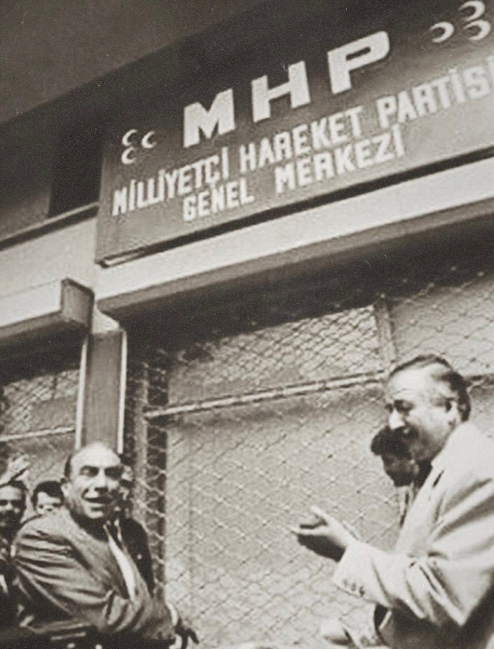 Bir fikir, bir hikaye ve kutlu bir dava
İstemedi olmasını, vatan şerha şerha
Kargış gördü, alkış gördü ve nice şüheda 
57 yaşına da dek milyonlarca defa.

Milliyetçi Hareket Partisi 57 Yaşında!