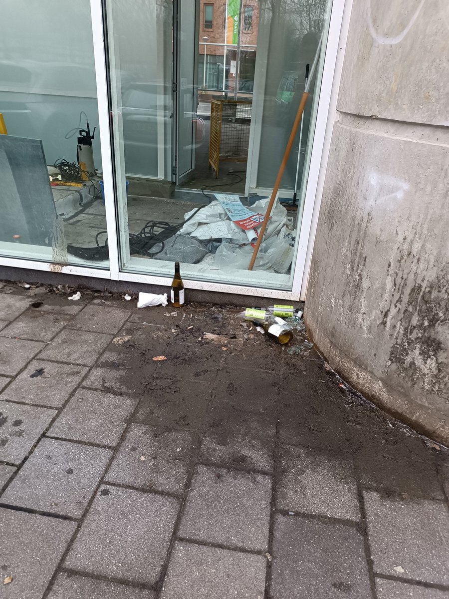 boesda's tweet photo. Maak de omgeving van station Ganzenhoef schoon @GVB_klanten @AmsterdamNL https://t.co/UesKkJFz7S