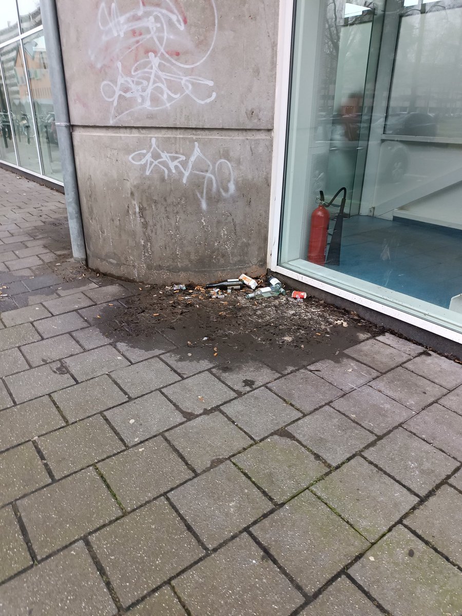 boesda's tweet photo. Maak de omgeving van station Ganzenhoef schoon @GVB_klanten @AmsterdamNL https://t.co/UesKkJFz7S