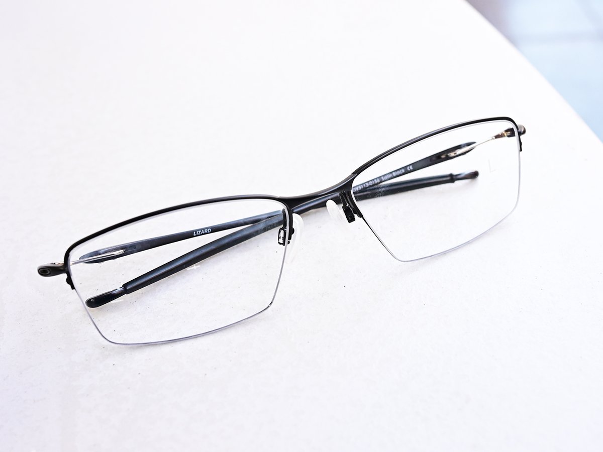 OAKLEY LIZARDにアシストレンズをカスタマイズさせて頂きました。

アシストレンズは遠近両用レンズの前段階の弱めの仕様でして、イメージ的に38～45才くらいまでの方に多く販売しています。

スマホが少し見えづらい方にはバッチリです。
