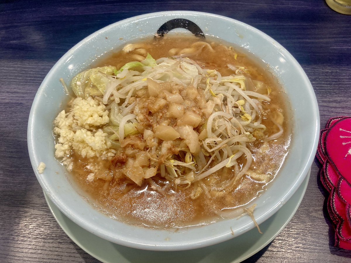 📍オリバーヌードル
🍜ラーメン(150g)
📣ニンニク

雪の舞う寒空の下
シャッター３番手に接続💃✨

今日もバチバチの当たり🎯
分厚くメロウなスープが
冷えた身体に染み渡る！

荒ぶる豚感と野生的な旨味が
とめどなく押し寄せ
味覚を包み込みこんで行く…

早明けに感謝🙏
ご馳走様です🙇‍♀️#めるテレ