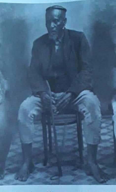 ZuluSweG's tweet photo. ZULU MEN:

1. Umnomzane igama elasuselwa egameni “ukunomuza” umnomzane umuntu wesilisa ozele izinsizwa esezifike esigabeni sobudoda, eseziganiwe zamakhela umuzi/imizi, uma esuke eyihambele leyo mizi eyobona isizukulwane sakhe kuthiwa uyanumuza or ukunumuza lokho akaboni nje kuphela kodwa uyabonisa emadodaneni akhe angamadoda. 

2. Ixhegu umuntu wesilisa osekhulile kakhulu ngeminyaka e.g uMntwana wakwaPhindangene ubesiyiXhegu, igama ixhegu lasuselwa esenzweni uma umuntu esekhulile akube kusavuma ukuthi ame aqonde kepha uyagoba abheke phansi even noma ehamba uhamba ebheke phansi yikhokhe ukuxheguza lokho. 

3. Ikhehla umuntu wesilisa osekhehlile wakhehla ingoduswa yakhe, umake umuntu wesilisa ekhehla umuntu wesifazana uyaye ecolwe ungiyane ekhanda okuba inkomba leyo yokuthi usekhehlile lo bese kuthi imgoduswa yona ithungwe inhloko ekhanda layo okuba inkomba yokuthi useyingoduswa lo. 

4. Indoda umuntu wesilisa osuke esephelelisile e.g walobola, wembesa ekhweni, wakhehla, wagidisa waba nesigcawu indodake leyo. 

5. Umkhapheyana umfanyana lo osuke esalusa iy’mbuzi. 

6. Umfana umuntu wesilisa osuke eselusa iy’nkomo esephumile ebukhapheyaneni. 

7. Ibhungu umuntu wesilisa osuke esethombise ubonakala ngokuthi useqala ukulandela amantombazana eseshela ibhunguke lelo. 

8. Insizwa umuntu wesilisa osuke esezibambe zonke iy’gaba zobunomzane e.g in our lifetime singabekisa ngeNyosi yeSilo ubabu Mdletshe or uMntwana uVanana iy’neizwake lezo. THE END
