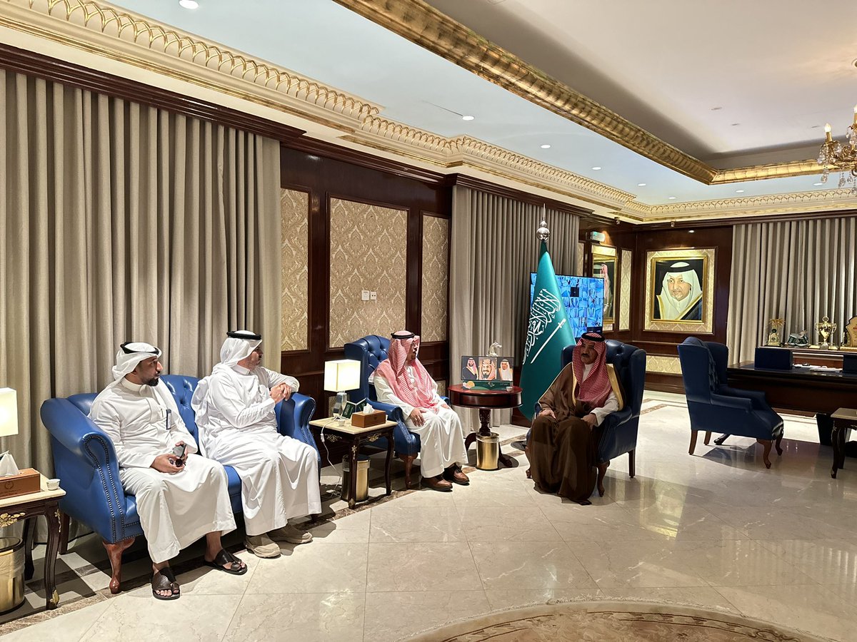 ترأس محافظ #القنفذة. أ. محمد بن عبدالعزيز القباع اجتماع بحضور مدير عام وحدة أعمال جدة بشركة المياه الوطنية م. يوسف الجهني ورئيس بلدية #القنفذة أ. فايز الشهري ومدير فرع الشركة بالمحافظة م. عثمان الزهراني 
لمناقشة اكتمال وتشغيل منظومة الصرف الصحي بالمحافظة .