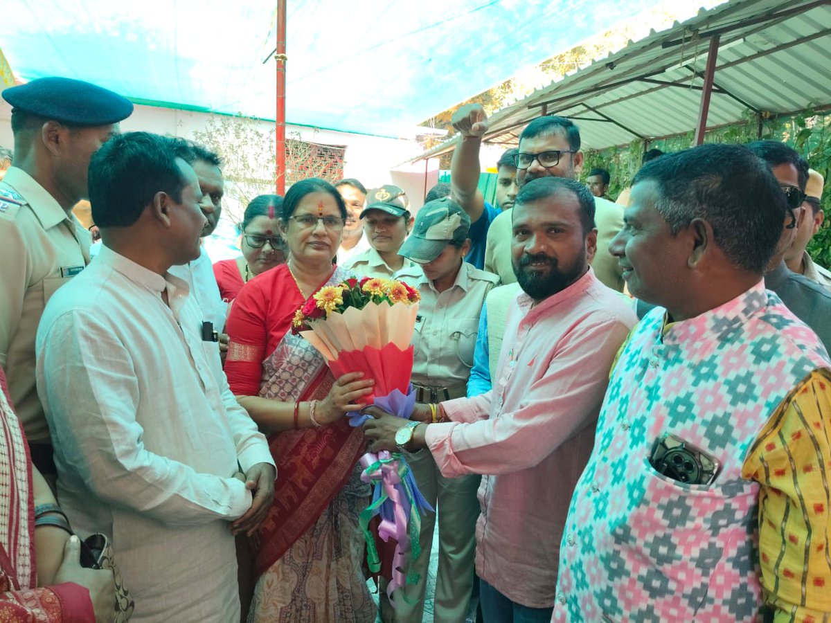 PravatiPOdisha's tweet photo. ଆଜି କଳାହାଣ୍ଡି ଗସ୍ତରେ ଗୁର୍ଜୀମୁଣ୍ଡାସ୍ଥିତ ଯୋଗମାୟା ପୀଠରେ ମାଁ ଯୋଗମାୟାଙ୍କ ଦର୍ଶନ କରିବାର ସୌଭାଗ୍ୟ ମିଳିଲା ।  ଏହି ଅବସରରେ ମାଁ ଯୋଗମାୟା ପୀଠର ବିକାଶ ନିମନ୍ତେ ପ୍ରସ୍ତାବିତ ପ୍ରକଳ୍ପ ପାଇଁ ସ୍ଥିତି ସମୀକ୍��ା କଲି ।  ପରିବେଶର ସୁରକ୍ଷାକୁ ଗୁରୁତ୍ୱ ଦେଇ ଏହି ପବିତ୍ର ଶକ୍ତିପୀଠର ସର୍ବାଙ୍ଗୀନ ବିକାଶ ସହ ଏହି ସ୍ଥାନକୁ ପର୍ଯ୍ୟଟନସ୍ଥଳୀର ମାନ୍ୟତା ଦିଆଯିବ । #Kalahandi #MaaYogamaya @odisha_tourism @MohanMOdisha @CMO_Odisha