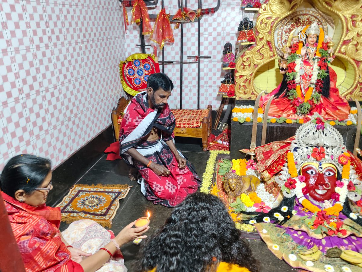 PravatiPOdisha's tweet photo. ଆଜି କଳାହାଣ୍ଡି ଗସ୍ତରେ ଗୁର୍ଜୀମୁଣ୍ଡାସ୍ଥିତ ଯୋଗମାୟା ପୀଠରେ ମାଁ ଯୋଗମାୟାଙ୍କ ଦର୍ଶନ କରିବାର ସୌଭାଗ୍ୟ ମିଳିଲା ।  ଏହି ଅବସରରେ ମାଁ ଯୋଗମାୟା ପୀଠର ବିକାଶ ନିମନ୍ତେ ପ୍ରସ୍ତାବିତ ପ୍ରକଳ୍ପ ପାଇଁ ସ୍ଥିତି ସମୀକ୍��ା କଲି ।  ପରିବେଶର ସୁରକ୍ଷାକୁ ଗୁରୁତ୍ୱ ଦେଇ ଏହି ପବିତ୍ର ଶକ୍ତିପୀଠର ସର୍ବାଙ୍ଗୀନ ବିକାଶ ସହ ଏହି ସ୍ଥାନକୁ ପର୍ଯ୍ୟଟନସ୍ଥଳୀର ମାନ୍ୟତା ଦିଆଯିବ । #Kalahandi #MaaYogamaya @odisha_tourism @MohanMOdisha @CMO_Odisha