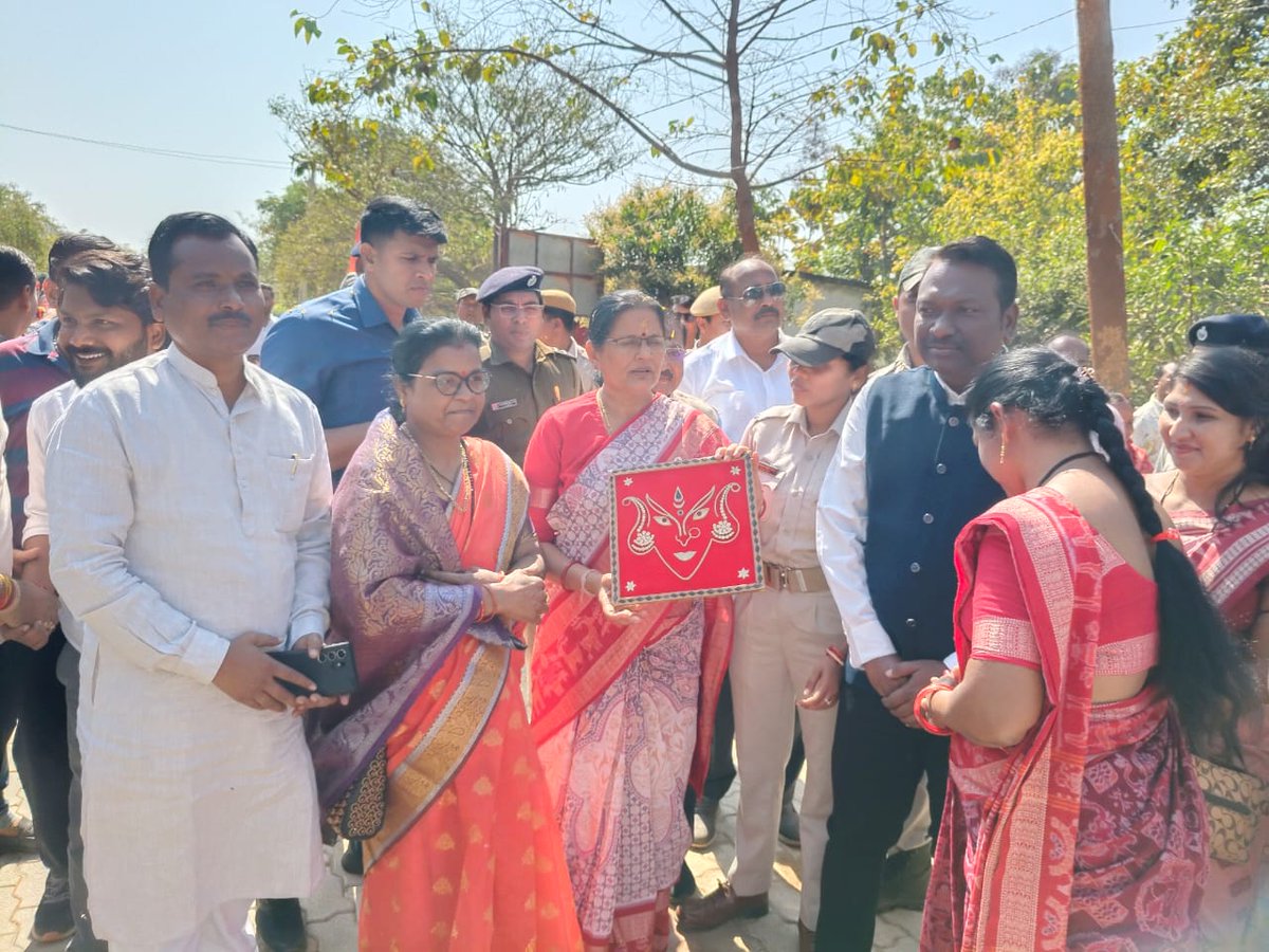 PravatiPOdisha's tweet photo. ଆଜି କଳାହାଣ୍ଡି ଗସ୍ତରେ ଗୁର୍ଜୀମୁଣ୍ଡାସ୍ଥିତ ଯୋଗମାୟା ପୀଠରେ ମାଁ ଯୋଗମାୟାଙ୍କ ଦର୍ଶନ କରିବାର ସୌଭାଗ୍ୟ ମିଳିଲା ।  ଏହି ଅବସରରେ ମାଁ ଯୋଗମାୟା ପୀଠର ବିକାଶ ନିମନ୍ତେ ପ୍ରସ୍ତାବିତ ପ୍ରକଳ୍ପ ପାଇଁ ସ୍ଥିତି ସମୀକ୍��ା କଲି ।  ପରିବେଶର ସୁରକ୍ଷାକୁ ଗୁରୁତ୍ୱ ଦେଇ ଏହି ପବିତ୍ର ଶକ୍ତିପୀଠର ସର୍ବାଙ୍ଗୀନ ବିକାଶ ସହ ଏହି ସ୍ଥାନକୁ ପର୍ଯ୍ୟଟନସ୍ଥଳୀର ମାନ୍ୟତା ଦିଆଯିବ । #Kalahandi #MaaYogamaya @odisha_tourism @MohanMOdisha @CMO_Odisha