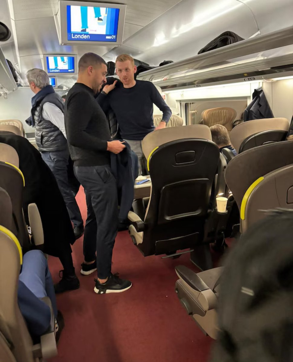 rscaupdate's tweet photo. 🔴 Edward Still werd met een brede glimlach gespot op de Eurostar. Still wordt hoofdtrainer van het Engelse Watford.#rsca https://t.co/fDNMpkR4Oz