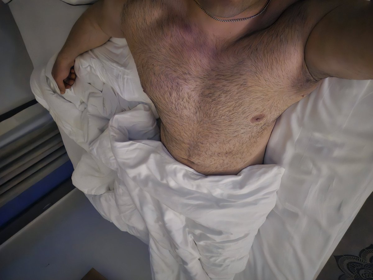 machinegunn34's tweet photo. waiting in bed :) https://t.co/LuC8UX1QDX