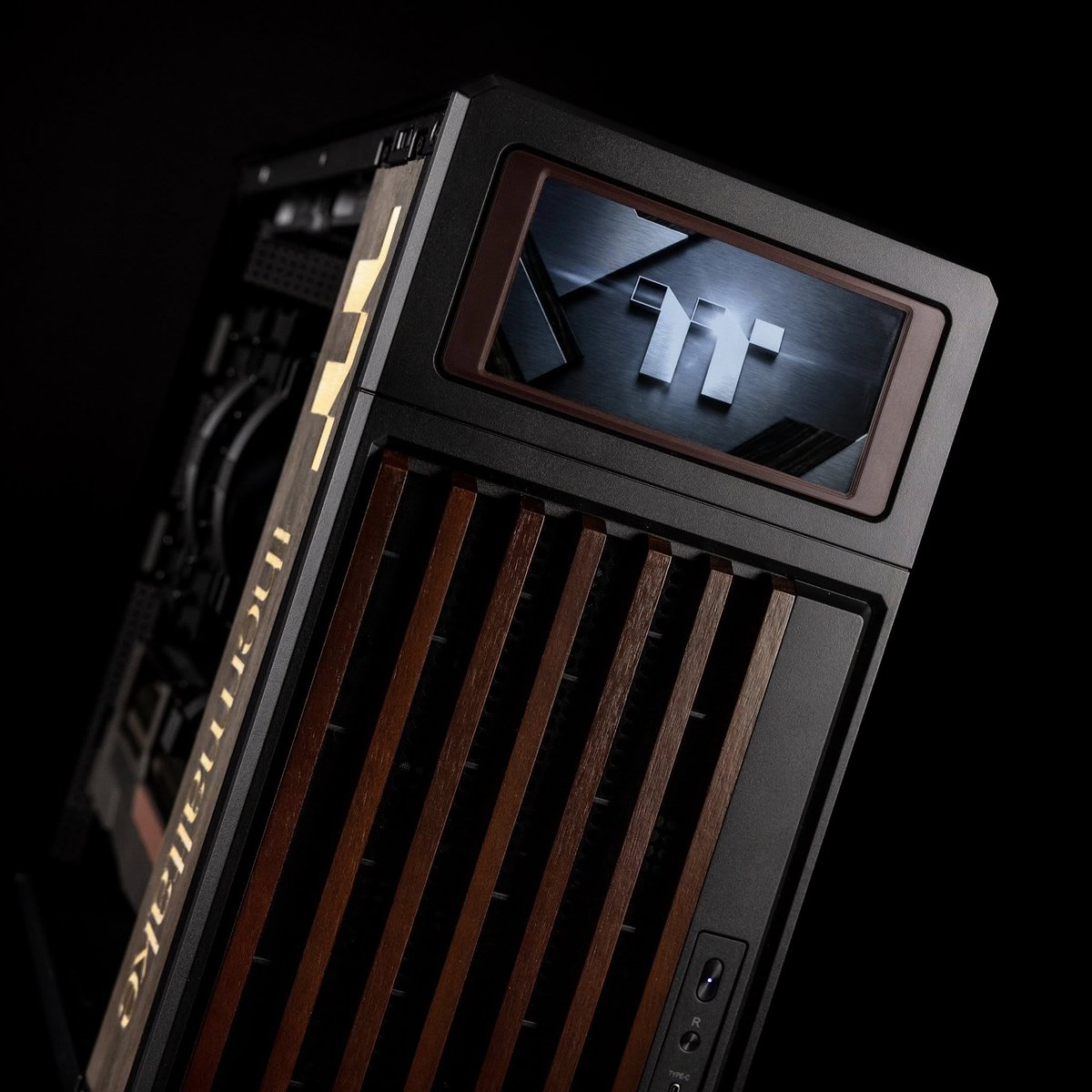ThermaltakeInc's tweet photo. TR300 WS 🪵 A bold custom mod of the TR300 WS, featuring handcrafted wood accents, a redesigned front panel, and a refined internal layout.

📷 Built by @Justin Chu

#Thermaltake #TR300WS #CaseMod #CustomBuild #PCModding #WorkstationBuild #ModdedPC #BuildInspiration https://t.co/MbE9GJod0J