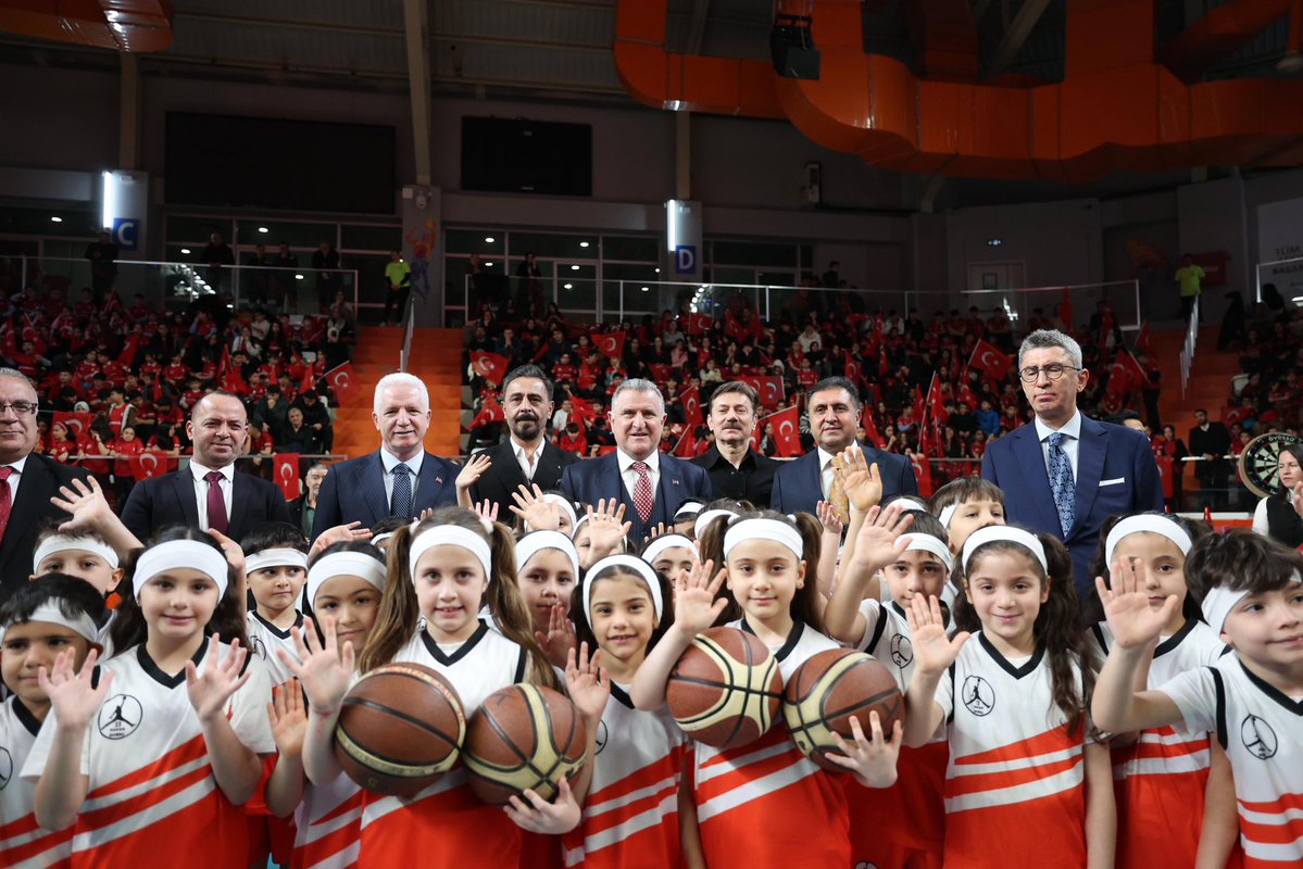 Spor Şehri İstanbul Projesi kapsamında genç sporcularımızı desteklemek için spor malzemeleri dağıtımımızı gerçekleştirdik.🇹🇷

Bu vesileyle projede emeği geçen Millî Eğitim Bakanlığı’mıza ve İstanbul Valiliği’mize teşekkür ediyorum.

Türk sporunun geleceği için aşk ve şevkle