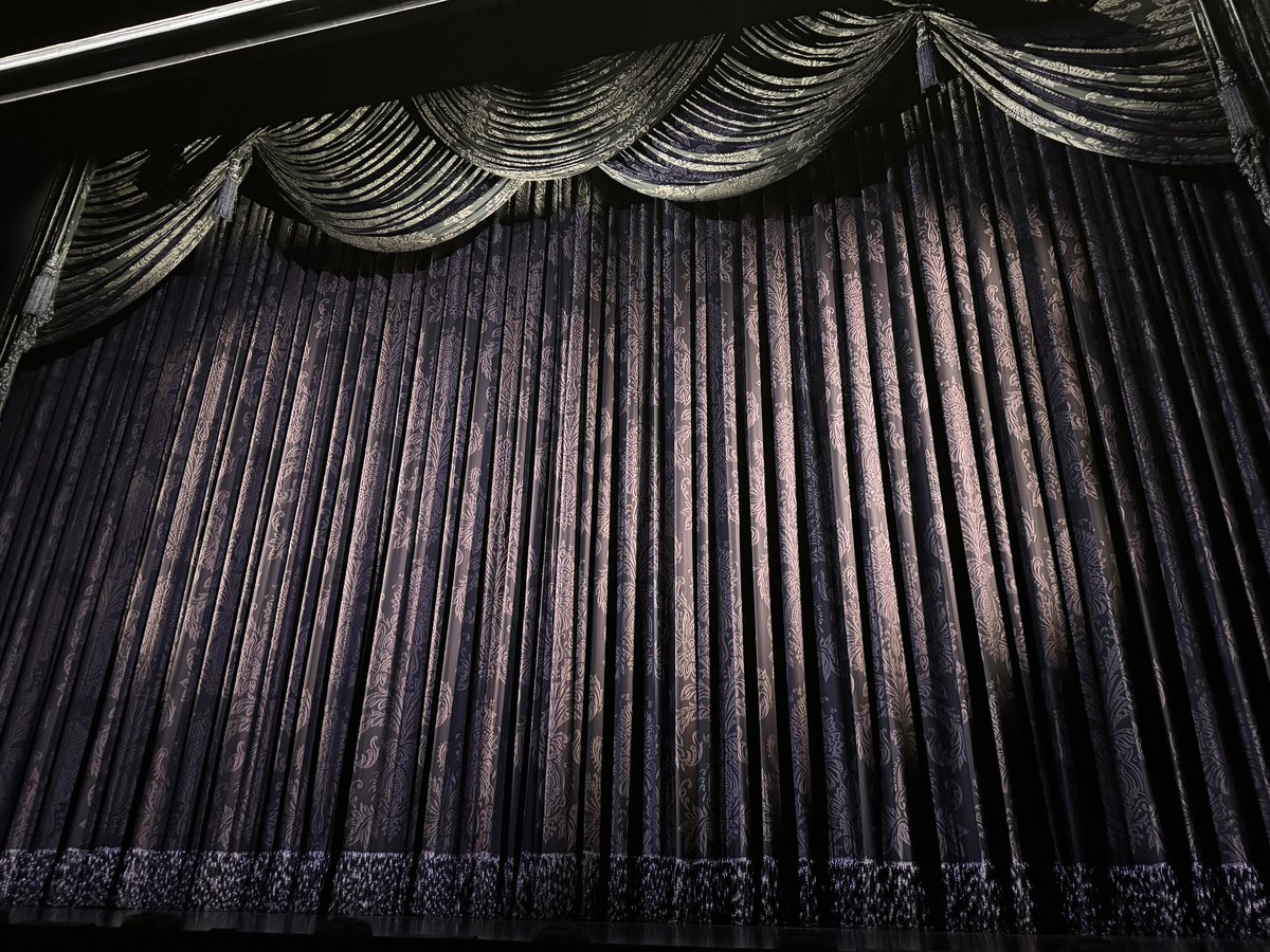 ㅤ
何度観ても素晴らしい物語でまた観に来てしまう…
看護婦一人ひとり個性が溢れてて、お酒が好きでひっそり飲んでる人、不安なことがあると白いハンカチを握って心を落ち着かせてる人、危険なことがある度に身を挺して守るマザー･ムーア…
1回の公演で観たいところが多くて毎回目が足りない👀
ㅤ