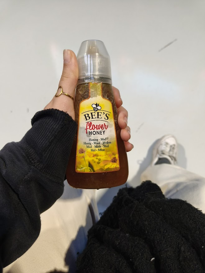 Pinkk__s's tweet image. Même avec le miel que j'ai ramené au Hangar, j'ai la voix ARRACHEE
"Ca va Lou ta voix ? Bien ton week end apparemment.."
Terrible.....