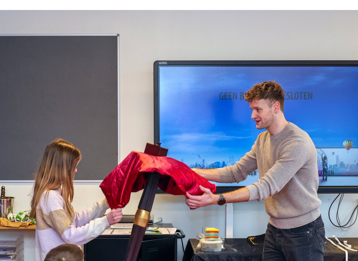 stichtingzo's tweet photo. Bij de Elimschool in Nieuwerkerk aan den IJssel is het nieuwe seizoen van #BRAinS officieel geopend.

Op donderdag 5 februari kwamen 44 kinderen samen voor de leuke en leerzame activiteit ‘Goochelen’. Lees meer via https://t.co/rXhUW8F4Ir

Foto's: André Muller https://t.co/y9ijFjLO57