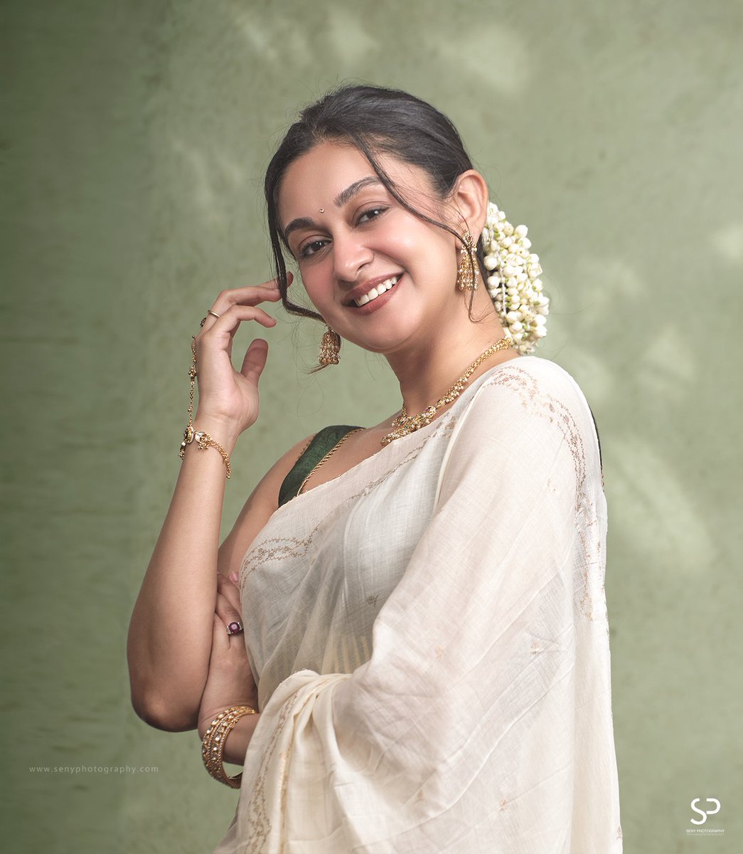 SenyP's tweet photo. Actress @aishwaryaarjun  Photoshoot
Styling @khushi_jagadisha
Outfit @suta_bombay
Jewelry @anairaaofficial
Photographer @seny_p_arukattu           

https://t.co/VSqqjUG6OY
https://t.co/oxyqEi2TQQ 
#SeethaPayanam 🌿🤍 #Actress #fashionphotography #saree #senyphotography https://t.co/SkGVoS38Jc
