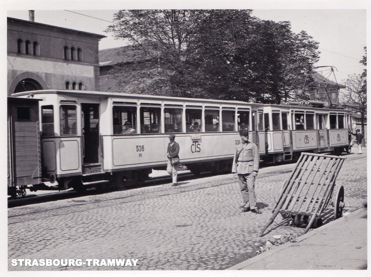 StrasbourgTram's tweet photo. Une rame suburbaine dans sa belle livrée crème d'origine, est composée de l'automotrice n° 500, de la voiture n° 536 et d'un fourgon couvert, sur une course vers Ottrott. Nous sommes en 1932 au terminus de l'Ancienne Gare à Strasbourg. https://t.co/pIPGnz7v99